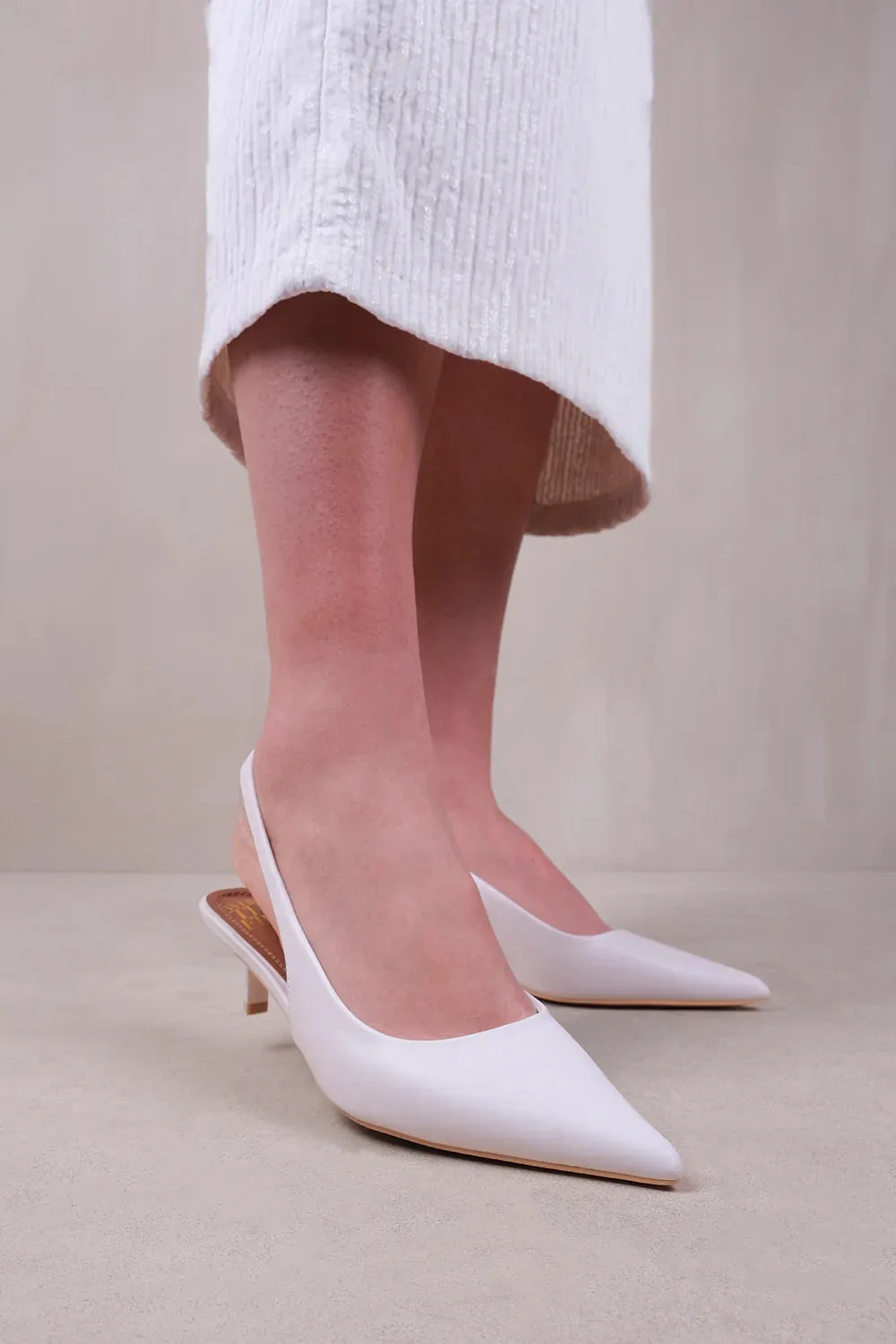 NEW FORM WIDE FIT LOW KITTEN HEELS WITH POINTED TOE & ELASTIC SLINGBACK IN WHITE FAUX LEATHER